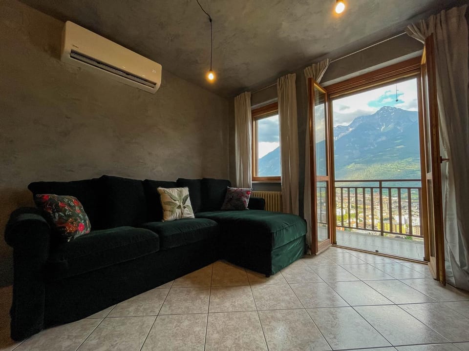 Communal lounge/ TV room, Natural landscape, Balcony/Terrace, Living room, Seating area, Mountain view, air conditioner