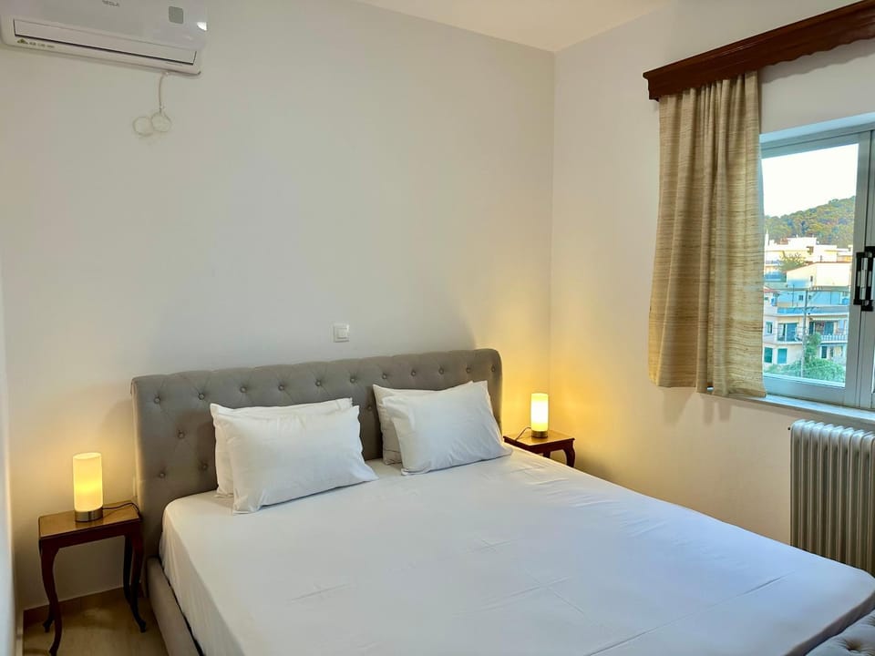 Bed, Photo of the whole room, Bedroom, air conditioner