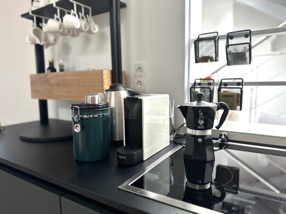 Coffee/tea facilities, Kitchen or kitchenette, stove, stove, kitchen, kitchen