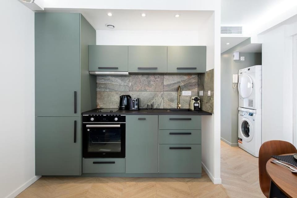 Coffee/tea facilities, Kitchen or kitchenette, dishwasher, oven, stove, toaster