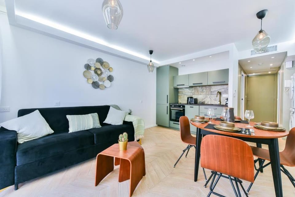 Kitchen or kitchenette, Living room, Seating area, Dining area, stove