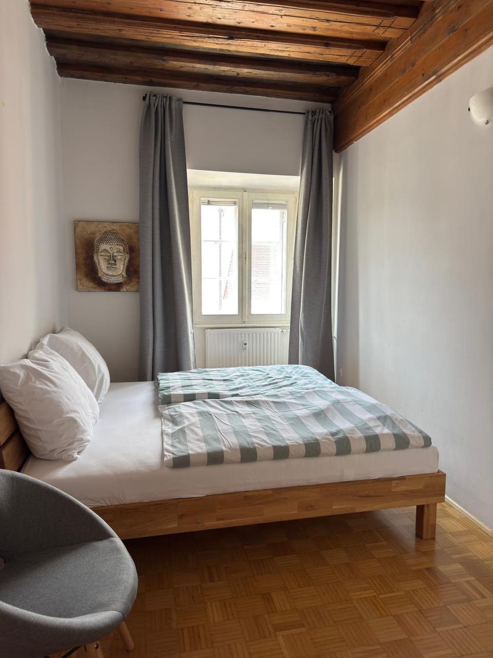 Photo of the whole room, Bedroom