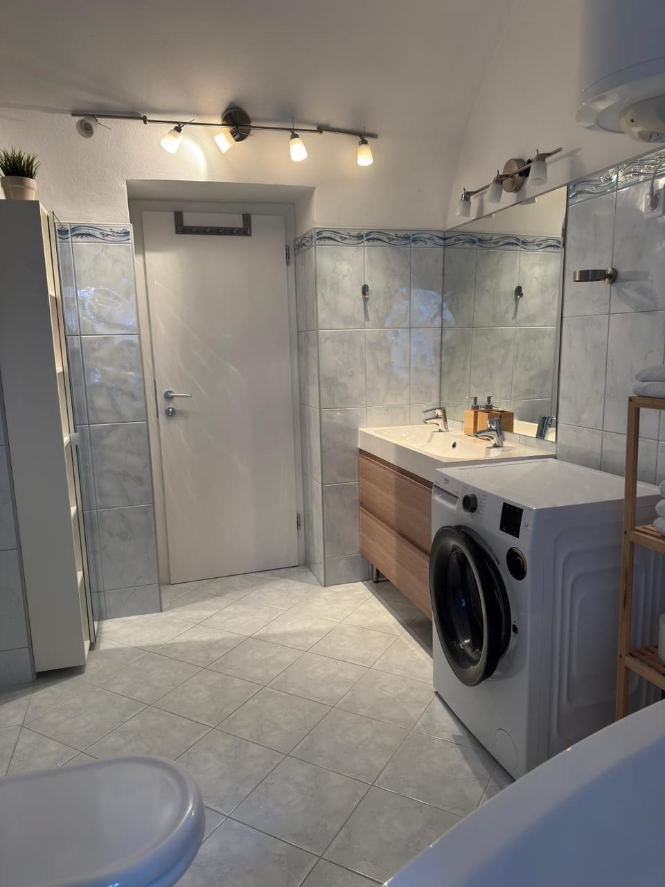 Shower, Bathroom, towels, washing machine