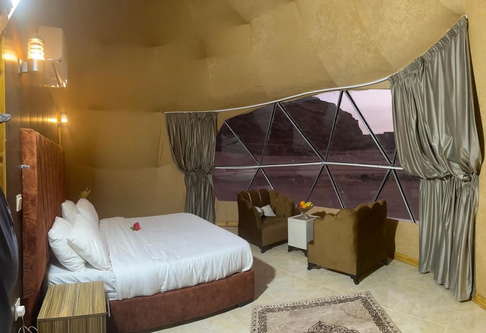 Bed, Photo of the whole room, Seating area