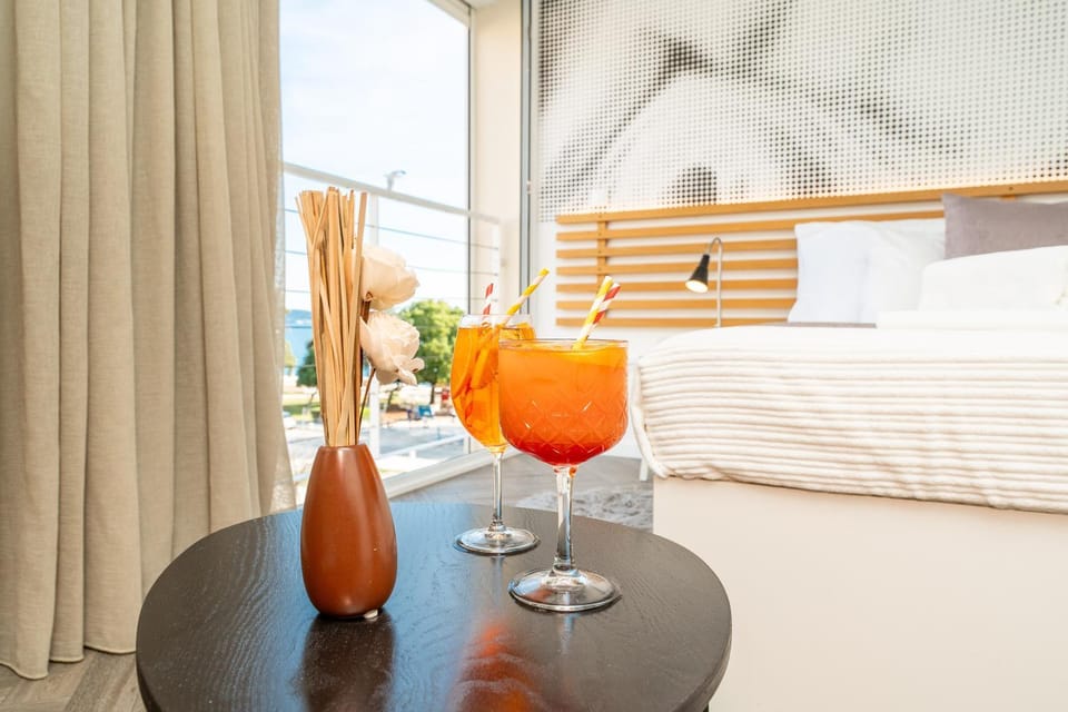 Bed, Food and drinks, Photo of the whole room, Bedroom, Drinks