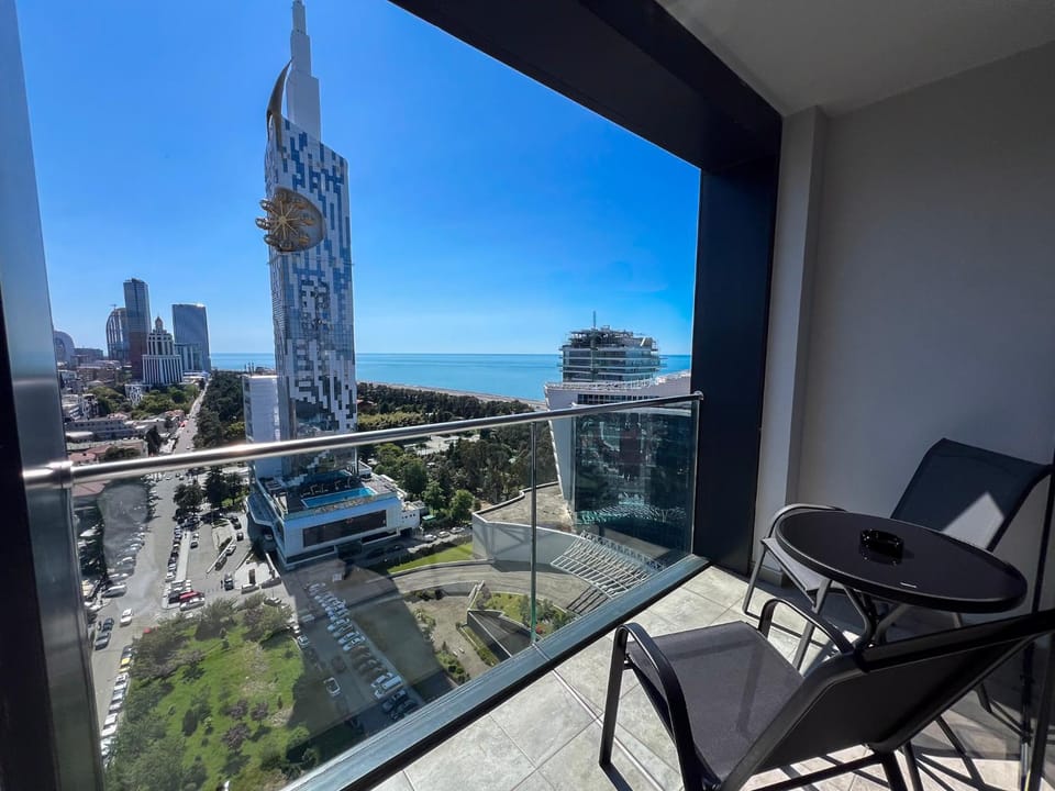 View (from property/room), Balcony/Terrace, City view, Sea view