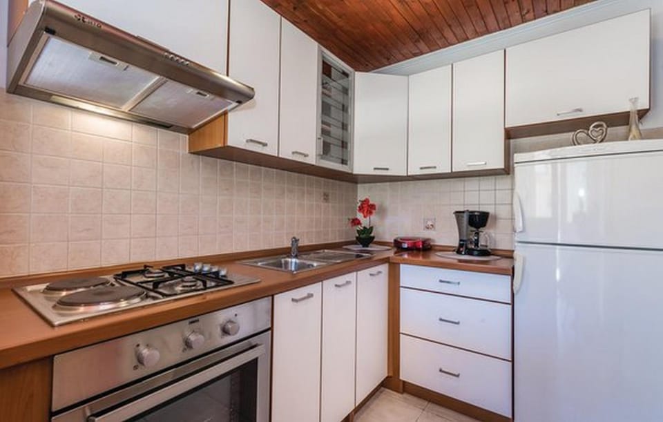 Coffee/tea facilities, Kitchen or kitchenette, oven, stove