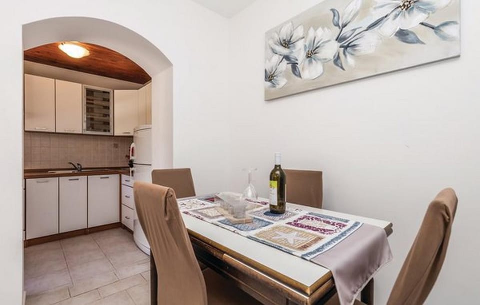 Kitchen or kitchenette, Seating area, Dining area