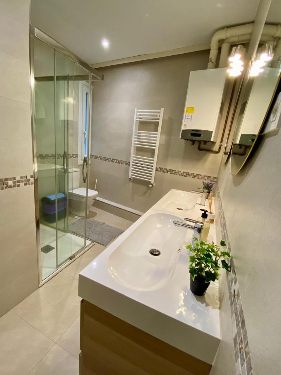Habitación en apartamento con zonas comunes compartida MG Vacation rental in Bilbao
