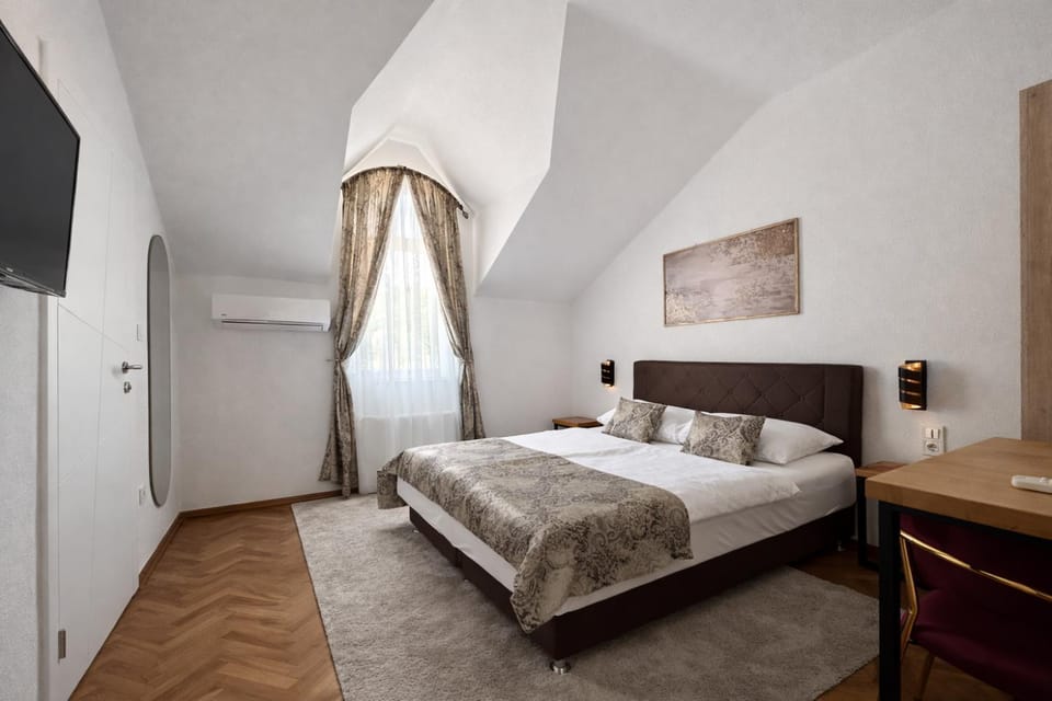 Bed, TV and multimedia, air conditioner