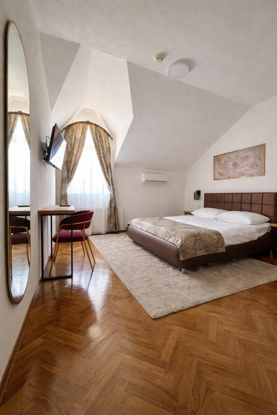 Bed, TV and multimedia, air conditioner