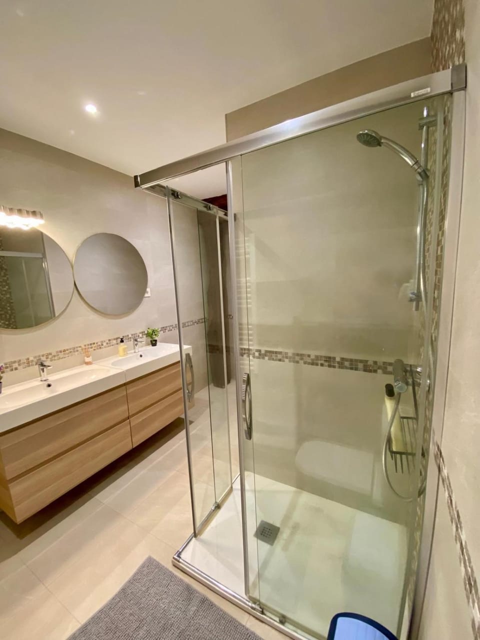 Habitación en apartamento con zonas comunes compartida HSJG Vacation rental in Bilbao