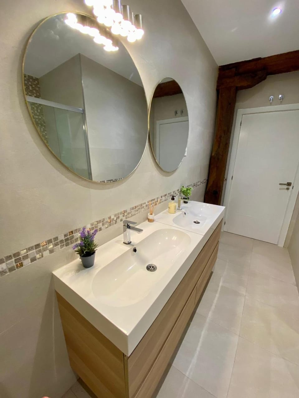 Habitación en apartamento con zonas comunes compartida HSJG Vacation rental in Bilbao