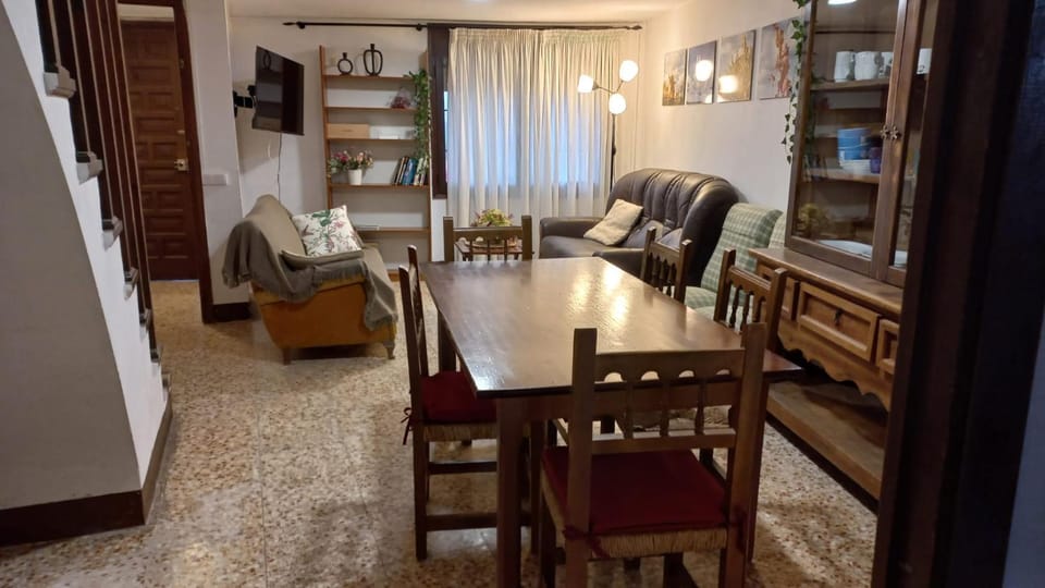 TV and multimedia, Seating area, Dining area