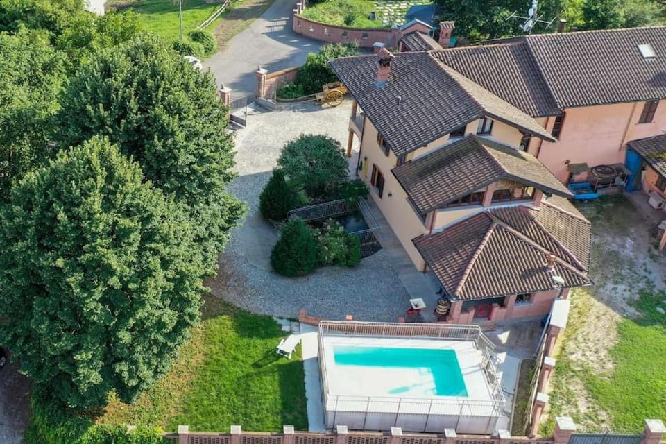 Property building, Day, Pool view, Swimming pool