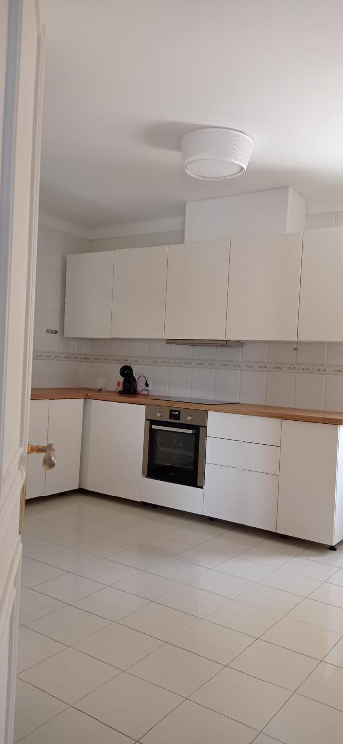 Kitchen or kitchenette, dishwasher, stove