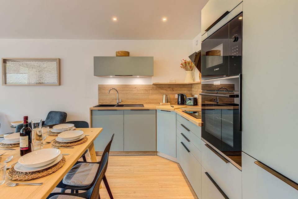 Kitchen or kitchenette, Dining area, dishwasher, stove, toaster