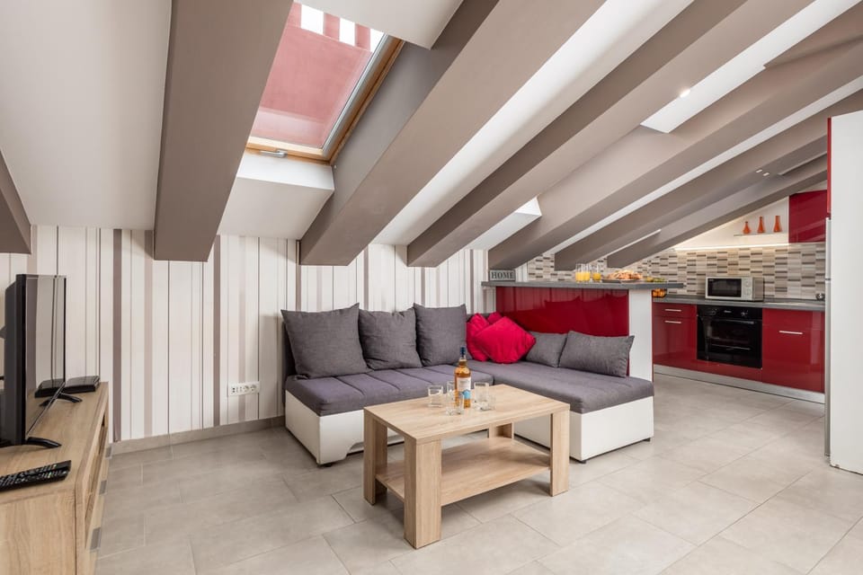 TV and multimedia, Kitchen or kitchenette, Living room, Seating area