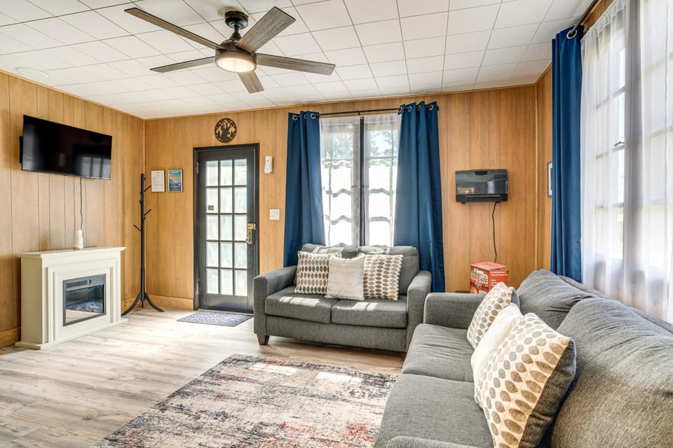Patio & Hot Tub: Cozy Cabin Retreat in Bailey! Cabin in Bailey