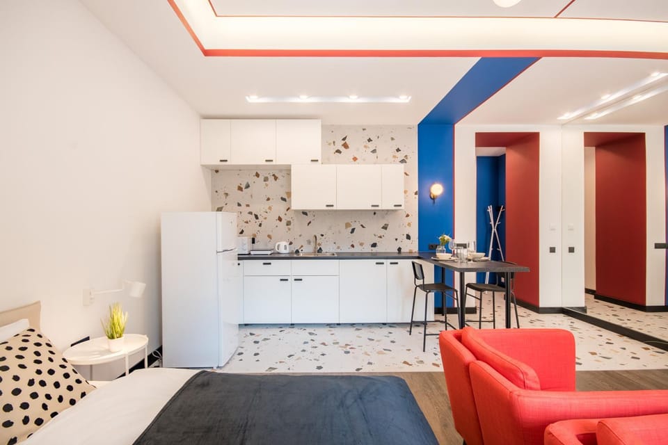 Bed, Kitchen or kitchenette, Seating area, Dining area