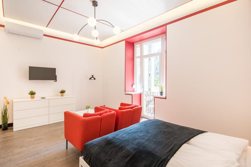 Bed, TV and multimedia, Seating area, air conditioner