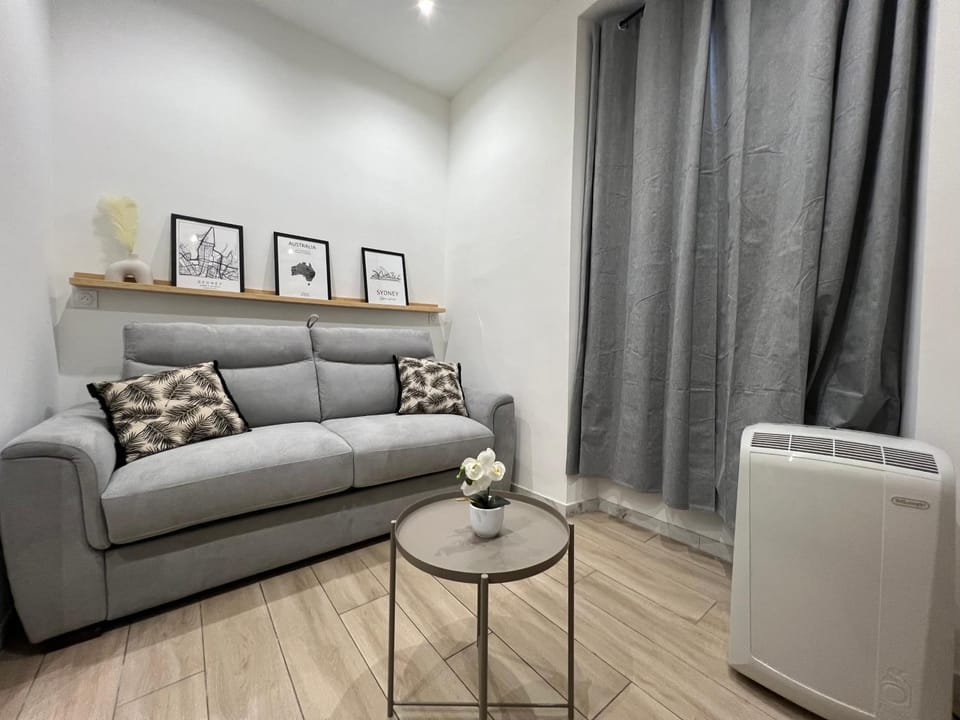 Living room, internet, air conditioner