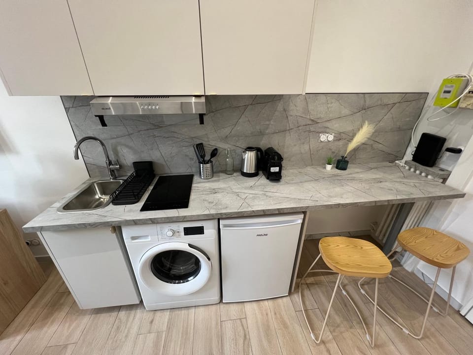 Coffee/tea facilities, Kitchen or kitchenette, stove, washing machine