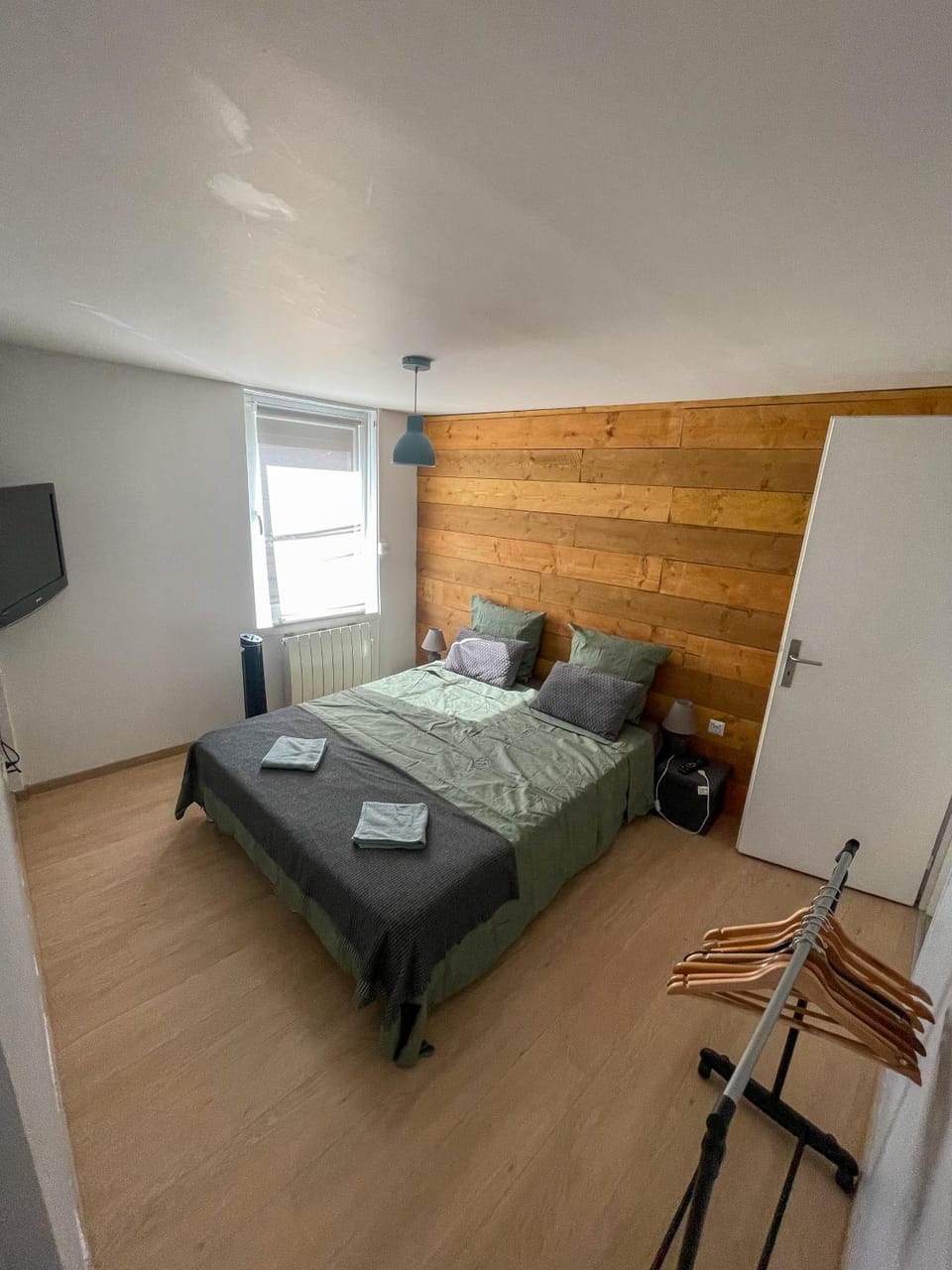Bed, TV and multimedia, Photo of the whole room, Bedroom, towels