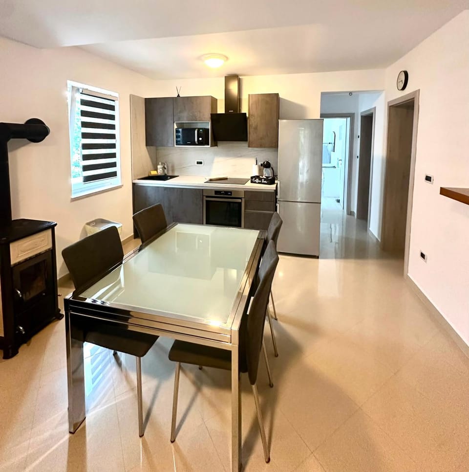 Dining area, kitchen