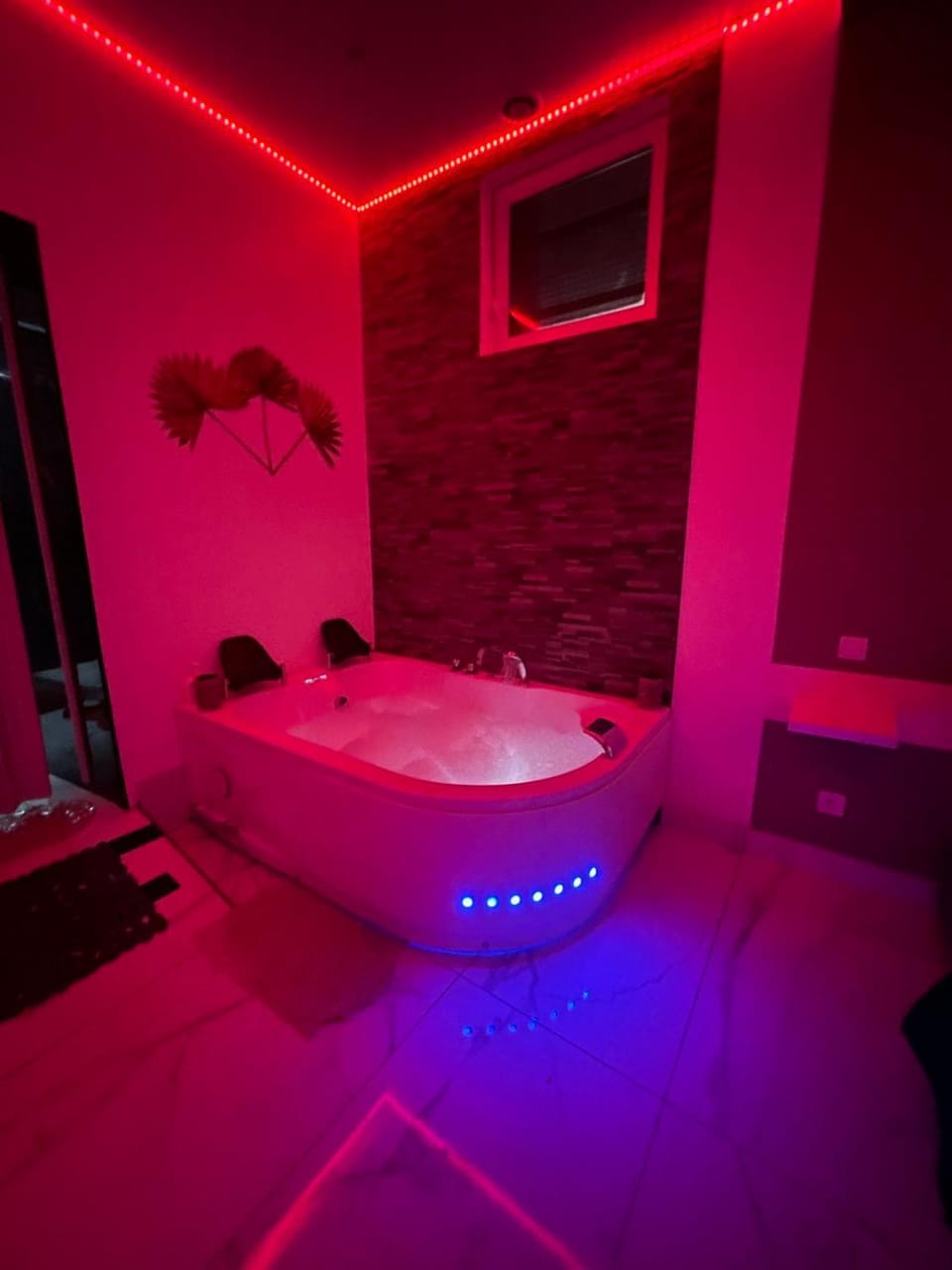 Suite GOLD Jacuzzi & Sauna privé I Centre Béziers Arrivée autonome 24h24 Apartment in Béziers