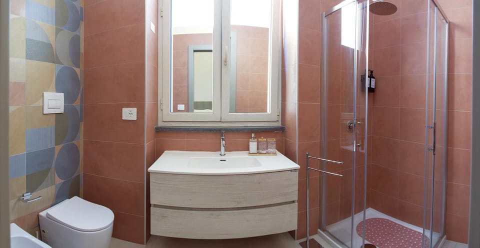 Shower, Toilet