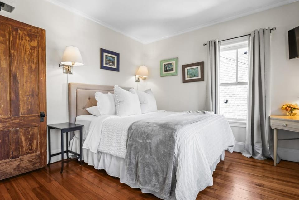Bed, TV and multimedia, Bedroom