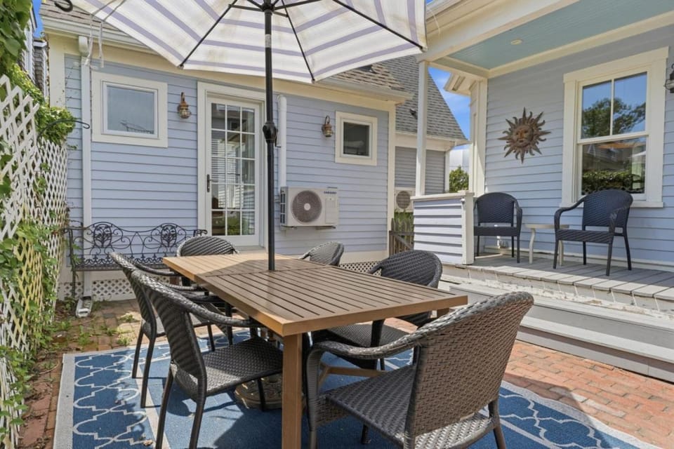Property building, Patio, Balcony/Terrace, Dining area