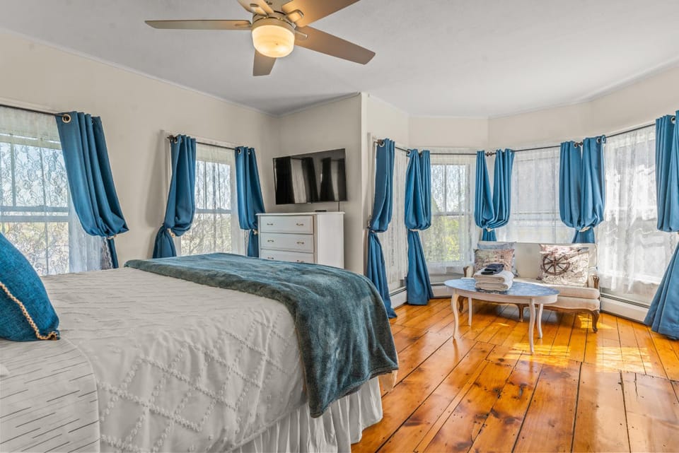 Bed, TV and multimedia, Decorative detail, Bedroom