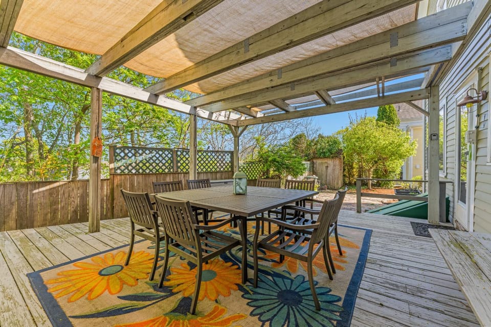 Property building, Patio, Balcony/Terrace, Dining area