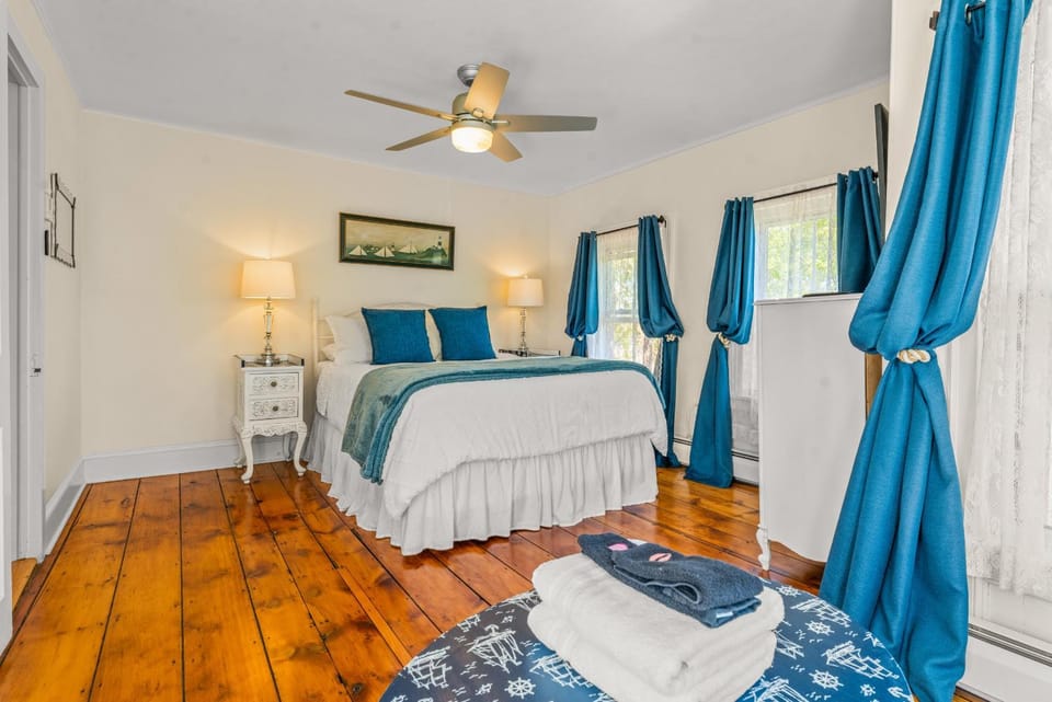 Bed, Decorative detail, Bedroom