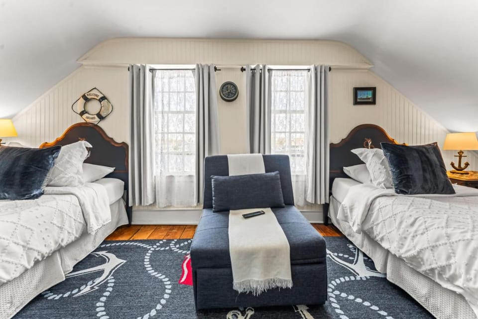 Historic Waterfront Home and Cottage House in Mystic
