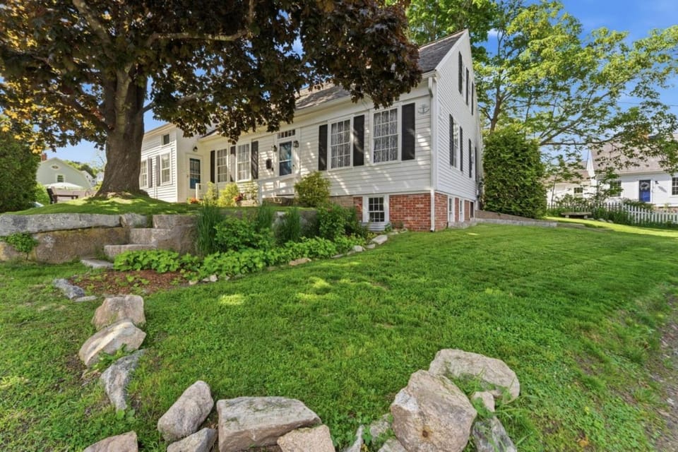 The School House Cottage, Historic 1BR Mystic River Stay Near Seaport House in Mystic