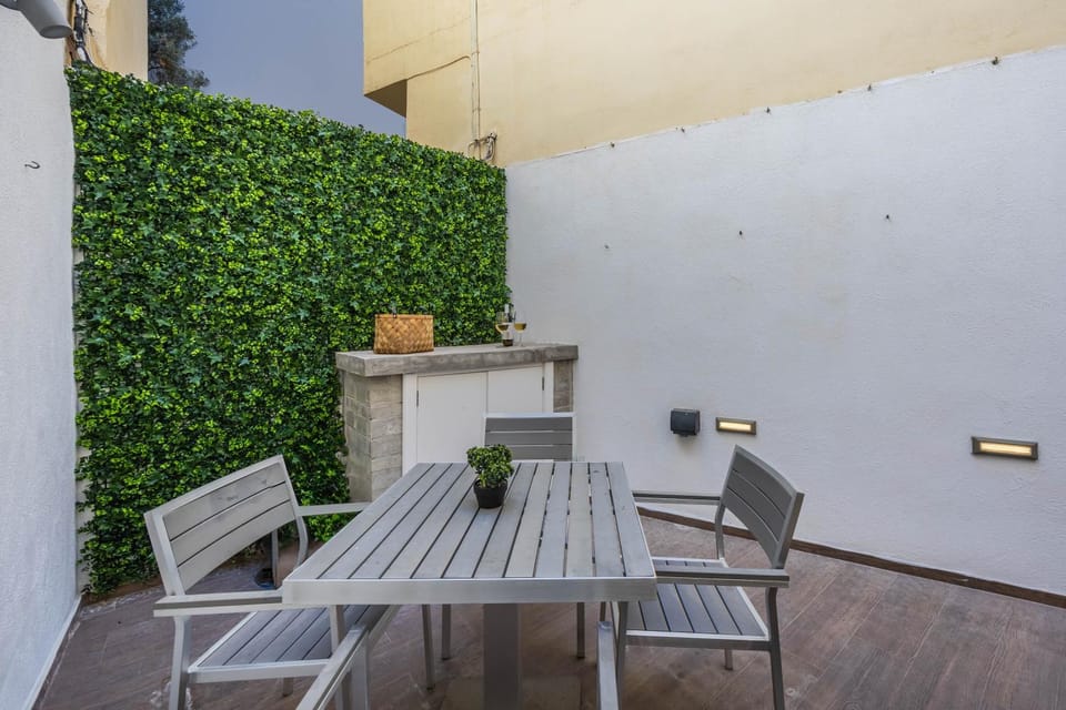 Spinola Bay Hideaway Apartment in Saint Julians