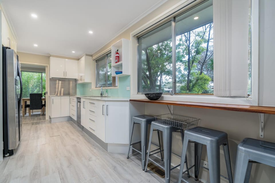 Kitchen or kitchenette, dishwasher, oven