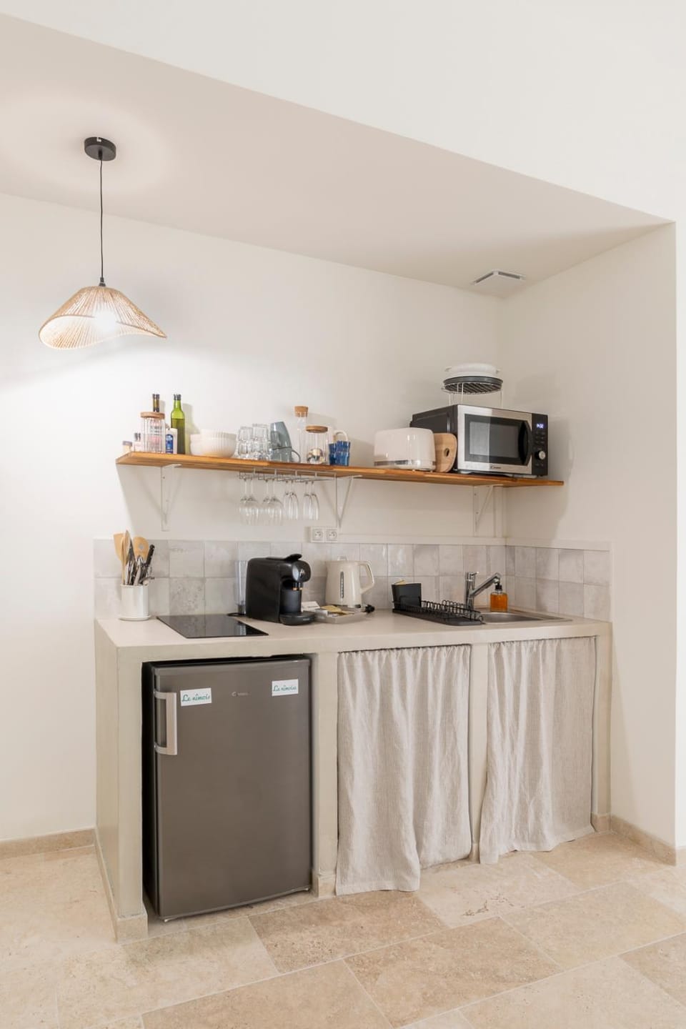 Coffee/tea facilities, Kitchen or kitchenette, oven, stove