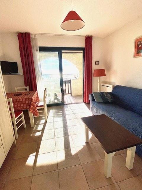 Appartement vue mer, terrasse, place de parking privée, proximité des commerces Apartment in Saintes-Maries-de-la-Mer