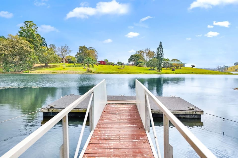 LakeSide Tinaroo only 2.5km from Yungaburra town House in Yungaburra