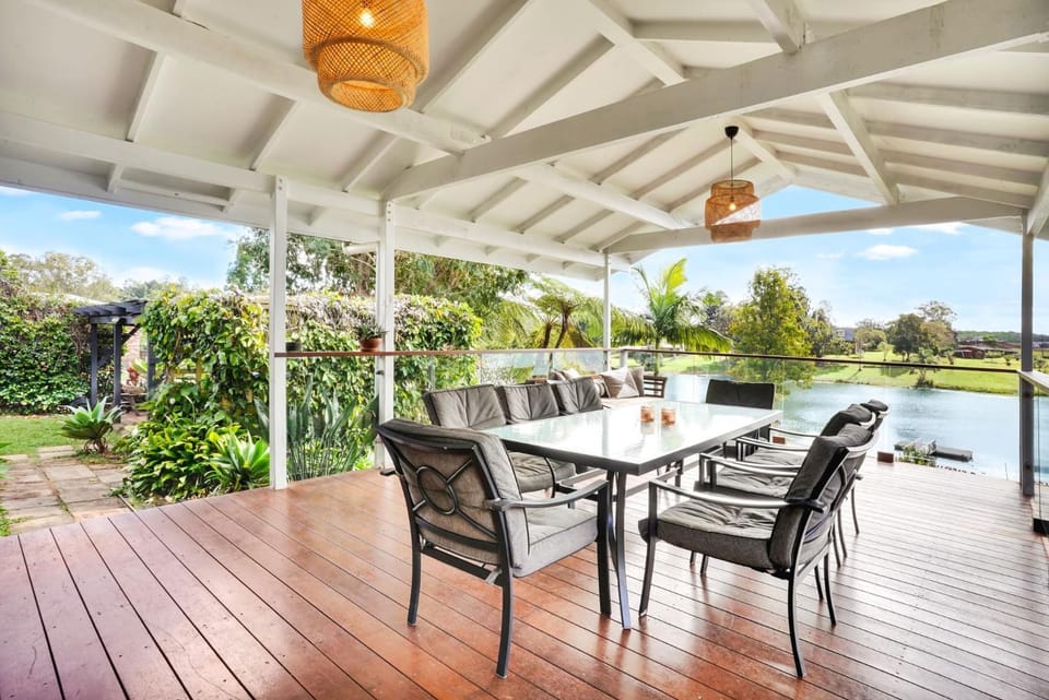 LakeSide Tinaroo only 2.5km from Yungaburra town House in Yungaburra