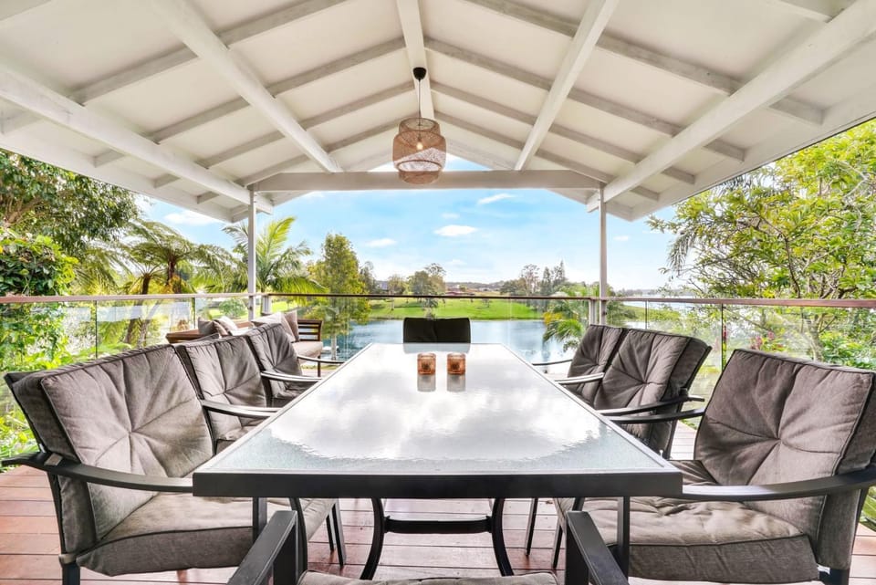 LakeSide Tinaroo only 2.5km from Yungaburra town House in Yungaburra