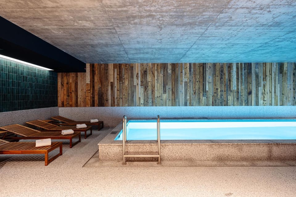 Pool view, Swimming pool, sunbed