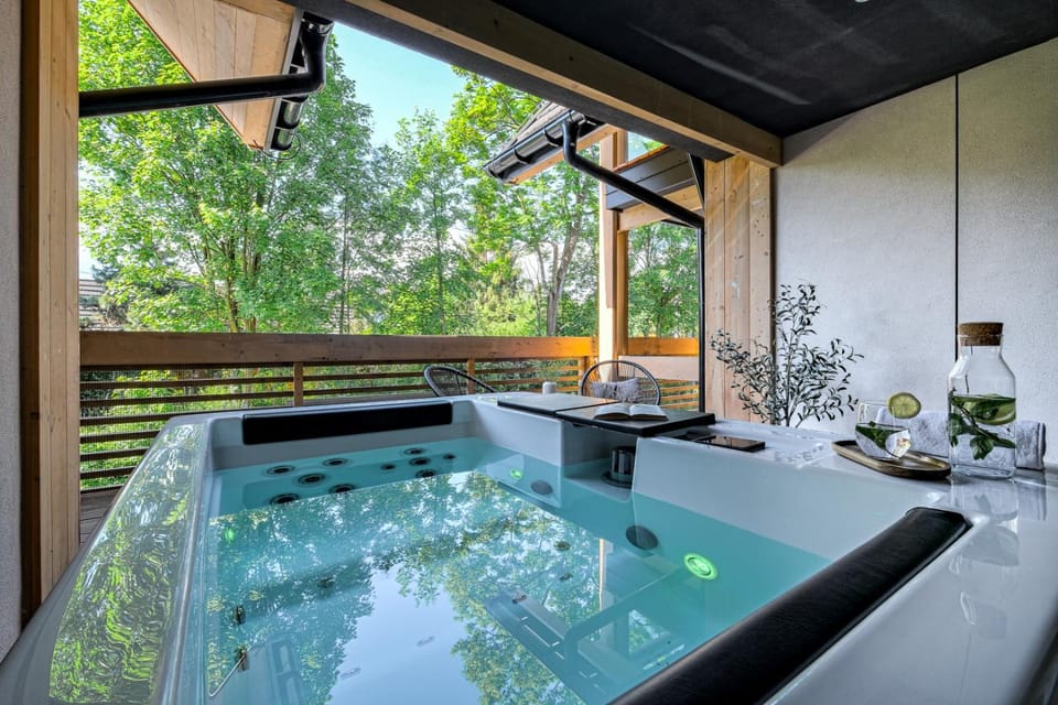 Garden, Hot Tub