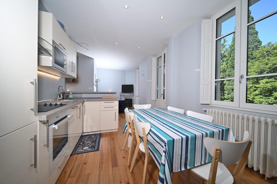 Property building, Kitchen or kitchenette, Living room