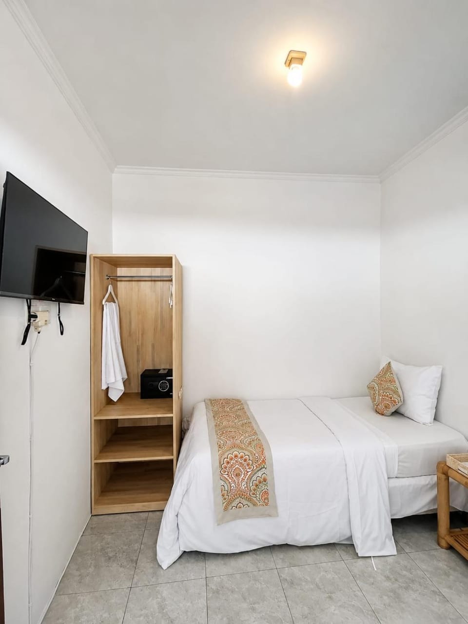 Bed, TV and multimedia, Bedroom