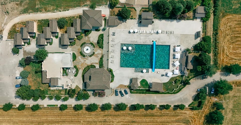 Property building, Day, Neighbourhood, Natural landscape, Bird's eye view, Pool view, Swimming pool, Location